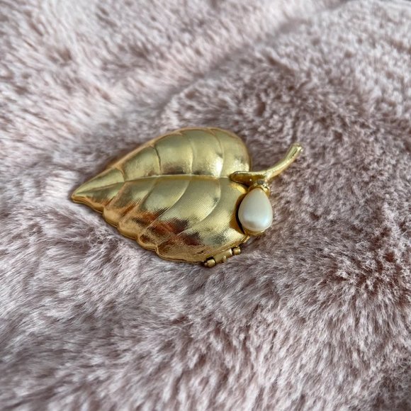Vintage Perfume Glace - 1969 Golden Leaf Brooch - Picture 6 of 9